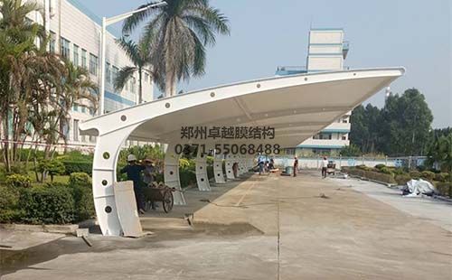 膜結(jié)構(gòu)車棚造型優(yōu)美實用性強(qiáng)