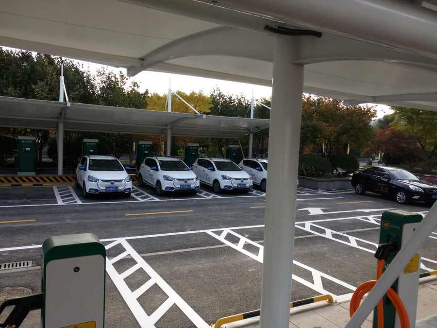 七字型的汽車停車棚，也是汽車蓬里，使用比較多的一款造型