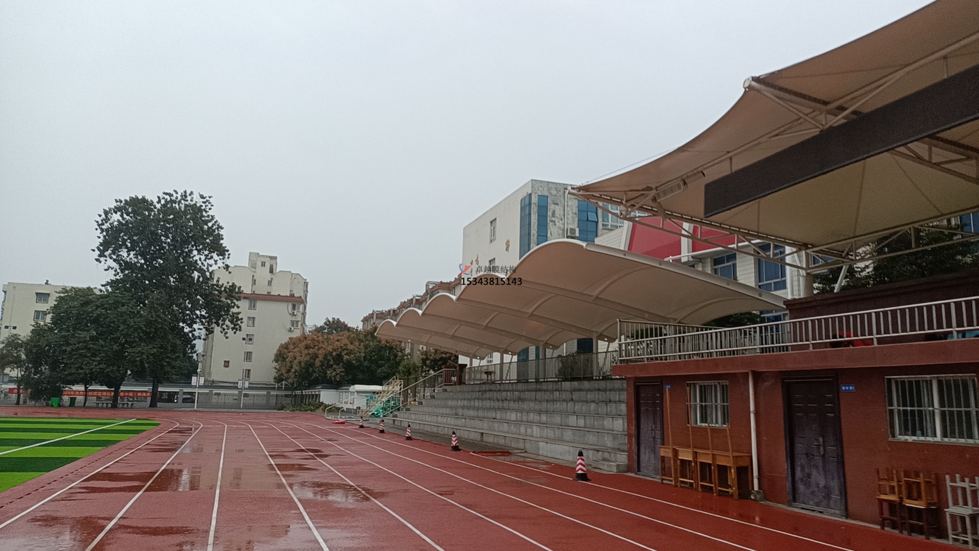 學(xué)校田徑場<font color='red'>膜結(jié)構(gòu)看臺</font>遮陽棚如何選擇材料？不同材料對其性能有何影響？